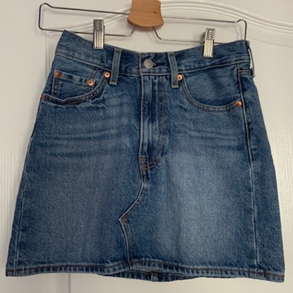 Super cute denim skirt